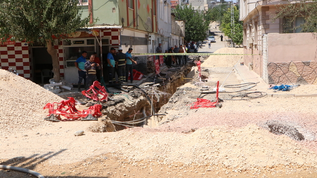 Kilis'te iş makinesinin zarar verdiği doğal gaz borusundaki yangın iş yerine hasar verdi