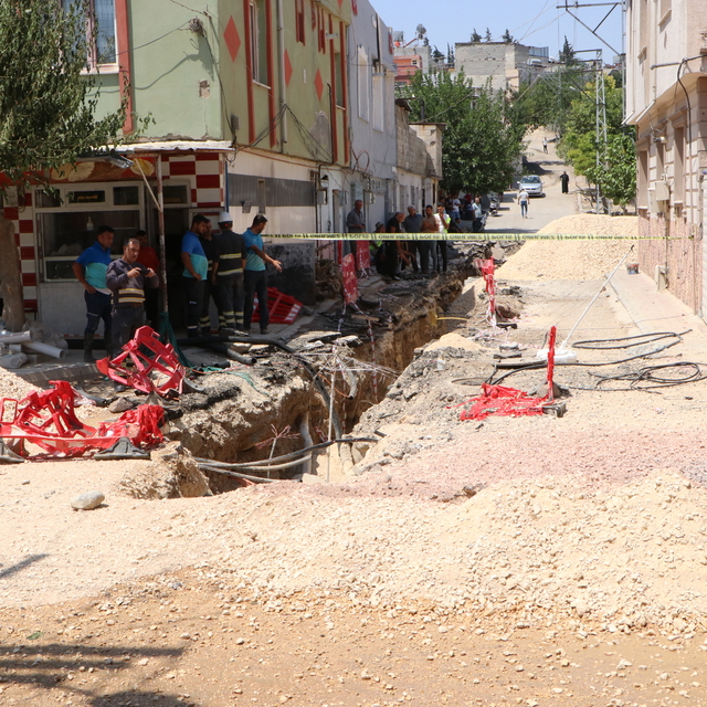 Kilis'te iş makinesinin zarar verdiği doğal gaz borusundaki yangın iş yerin...