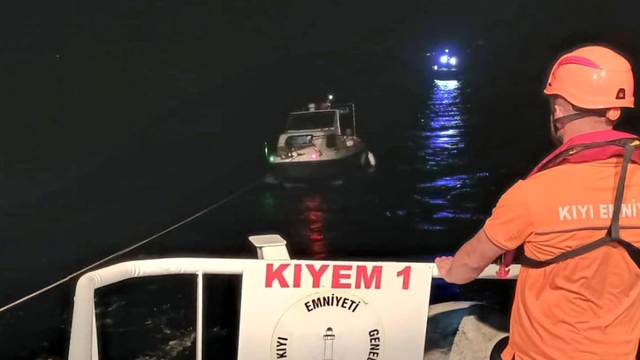 Çanakkale Boğazı'nda sürüklenen tekne kurtarıldı