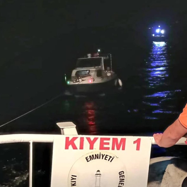 Çanakkale Boğazı'nda sürüklenen tekne kurtarıldı