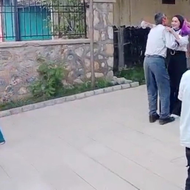 Sınav çıkışı babasının çiçekle karşıladığı Çimen: Gelen puanla babamın o an...
