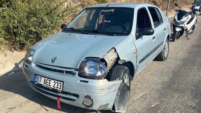 Kaş'ta otomobille çarpışan motosikletin sürücüsü yaralandı