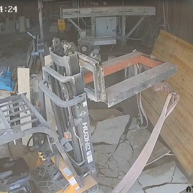 Üzerine 300 kiloluk mermer plaka düşen Furkan öldü; o anlar kamerada