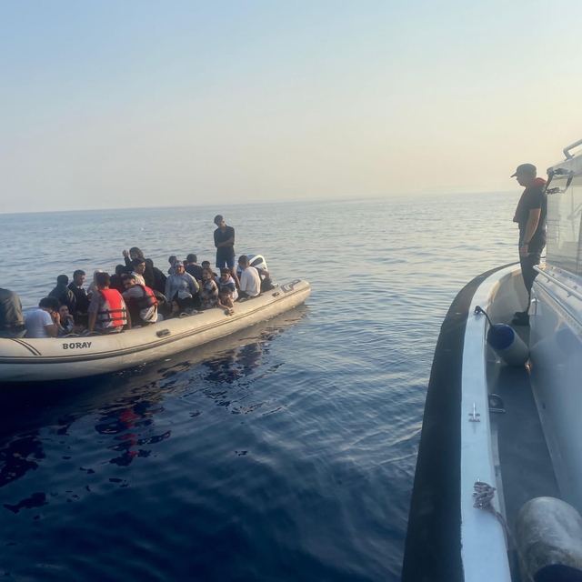 Lastik botla sürüklenen 37 kaçak göçmen kurtarıldı