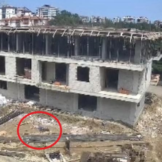 İnşaattan düşen ustanın bacağına demir saplandı; olay kamerada