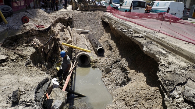 İzmir'de doğal gaz borusunda meydana gelen patlama trafiği aksatıyor