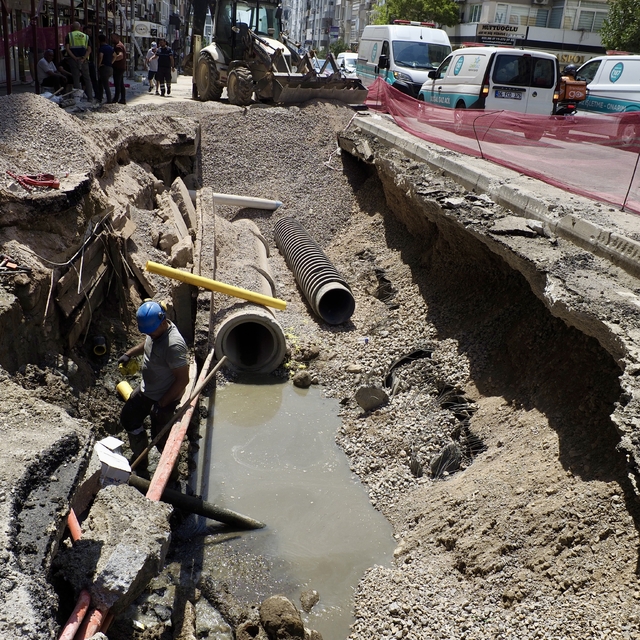 İzmir'de doğal gaz borusunda meydana gelen patlama trafiği aksatıyor