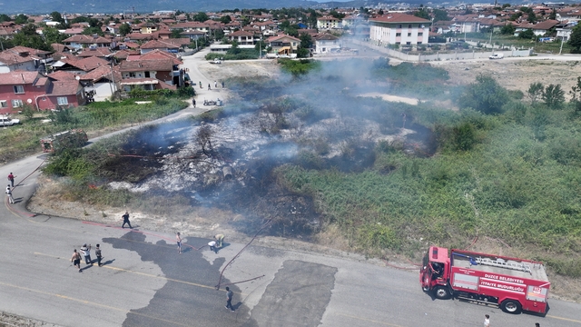 Düzce'de çalılık alanda çıkan yangın söndürüldü