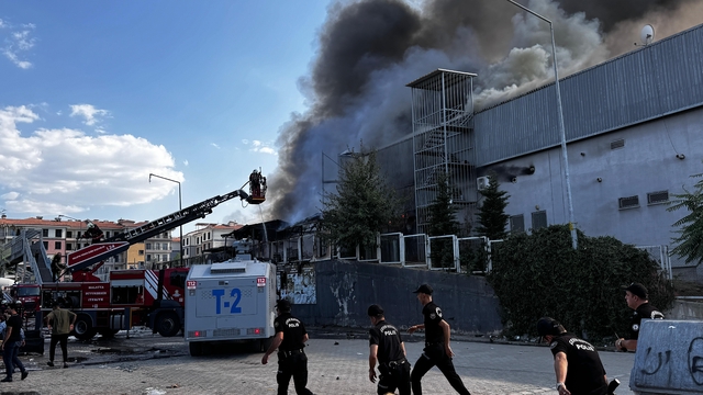 Malatya'da hırdavat mağazasında çıkan yangına müdahale ediliyor