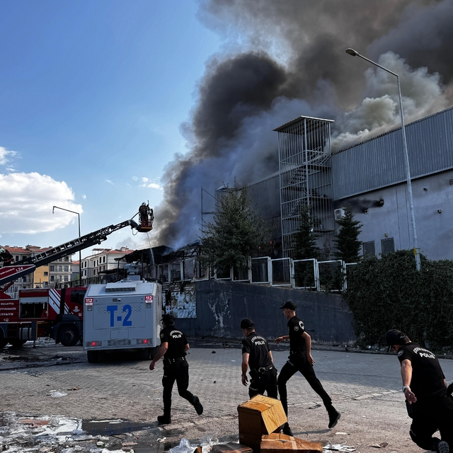 Malatya'da hırdavat mağazasında çıkan yangına müdahale ediliyor