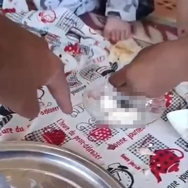 4 çocuğa hayvan dışkısı yedirdiği iddia edilen üvey ağabey gözaltına alındı