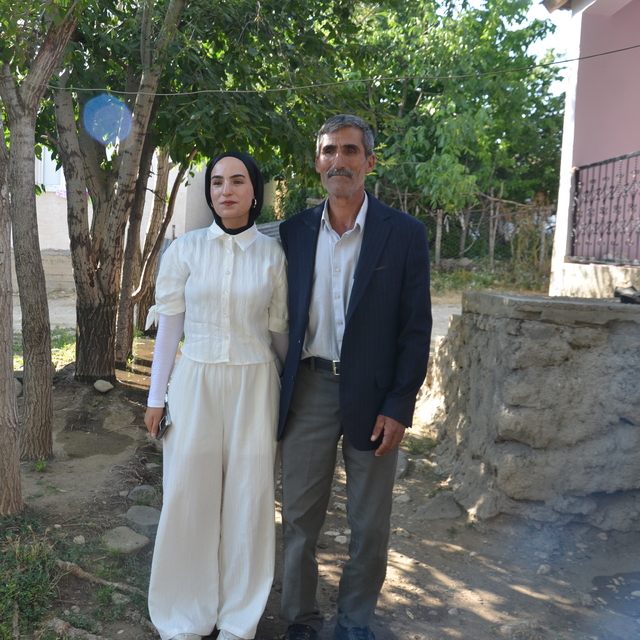 Babasının YKS çıkışında çiçekle karşıladığı öğrenci, aldığı puanla ailesini...