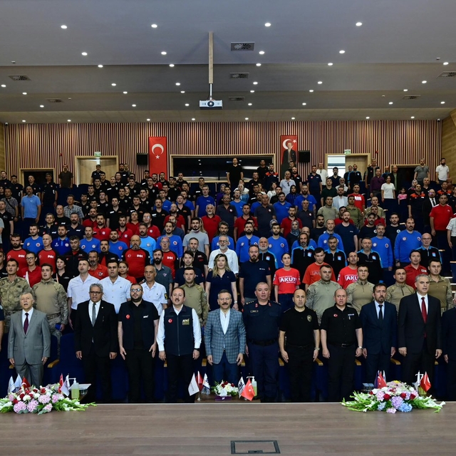 Eskişehir'de "Arama Kurtarma Ekipleri Projesi Akreditasyon Belgesi Dağıtım...