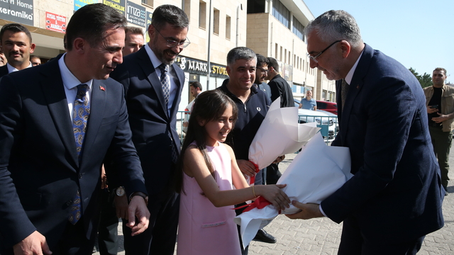 Bakan Işıkhan, Bitlis'te "Türkiye Yüzyılı'nda Çalışma Hayatı Buluşmaları" programında konuştu: