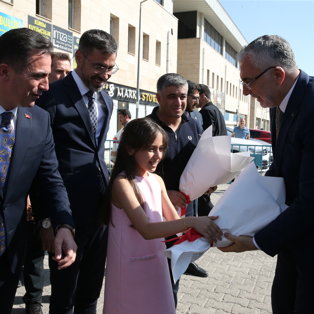 Bakan Işıkhan, Bitlis'te "Türkiye Yüzyılı'nda Çalışma Hayatı Buluşmaları" p...