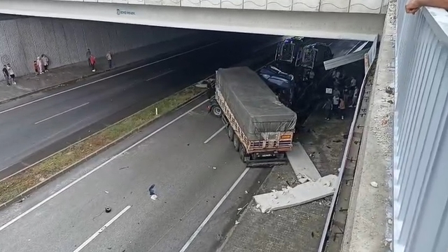 Kastamonu'da karşı yöne geçen otomobil, TIR'a çarptı; 3 ölü, 5 yaralı