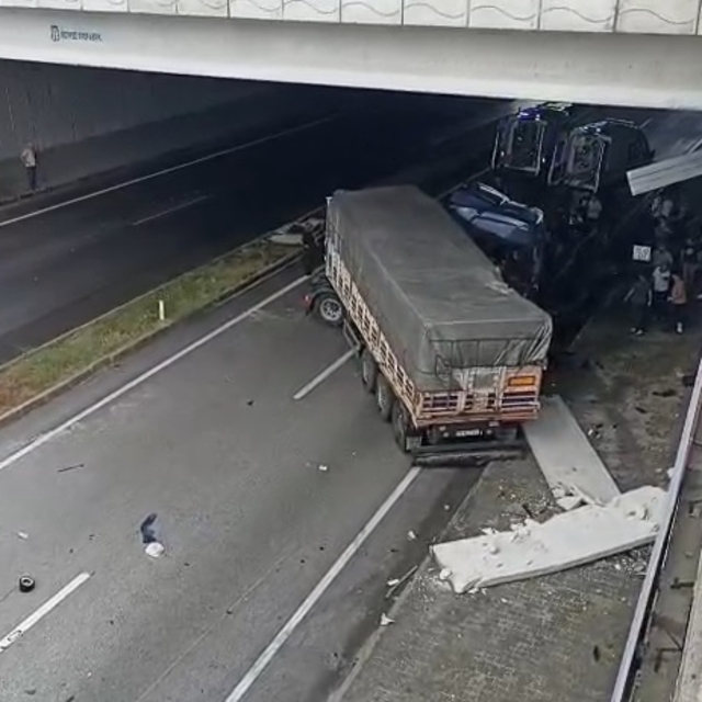 Kastamonu'da karşı yöne geçen otomobil, TIR'a çarptı; 3 ölü, 5 yaralı