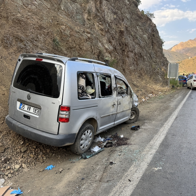 Hakkari'de devrilen hafif ticari araçtaki 5 kişi yaralandı
