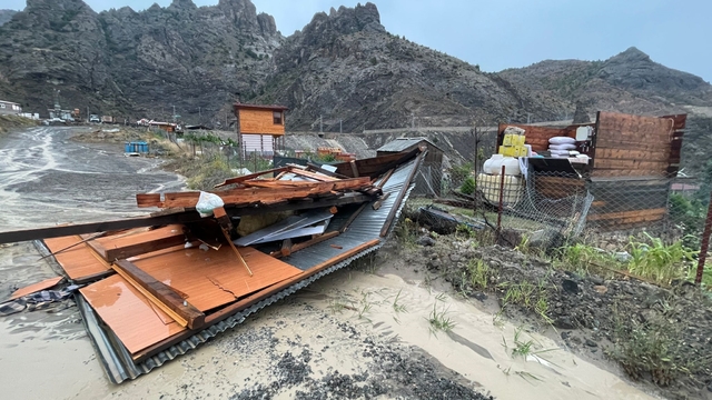 Artvin'de fırtına; çatılar uçtu, masalar savruldu