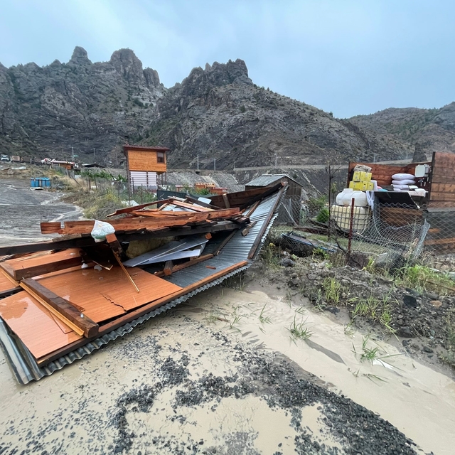 Artvin'de fırtına; çatılar uçtu, masalar savruldu