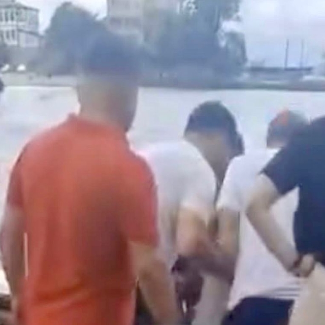 Denizde boğulma tehlikesi geçiren kızını kurtarmak isteyen baba, öldü