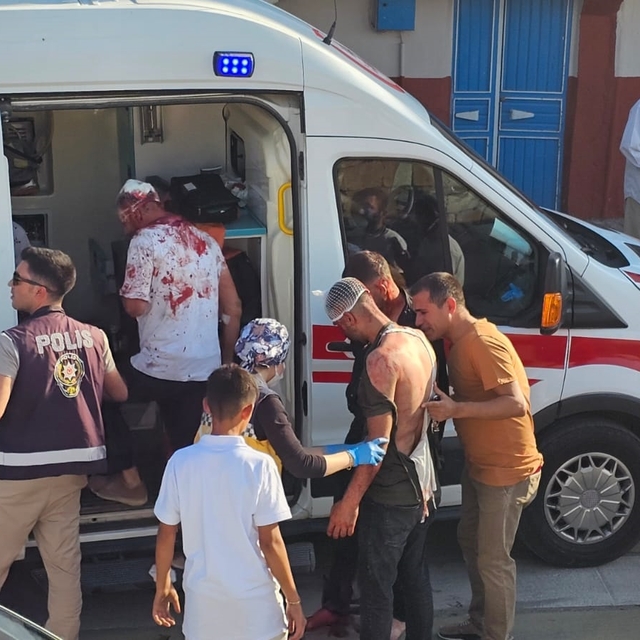 Şanlıurfa'da husumetliler arasında taş, sopa ve silahlı kavga: 8 yaralı