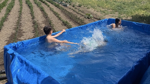 Traktörünün römorkunu torunları için havuza çevirdi