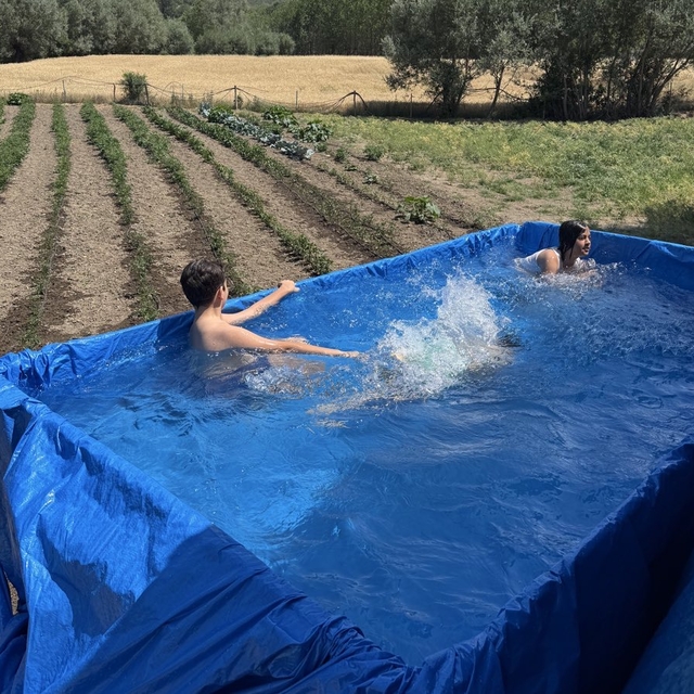 Traktörünün römorkunu torunları için havuza çevirdi