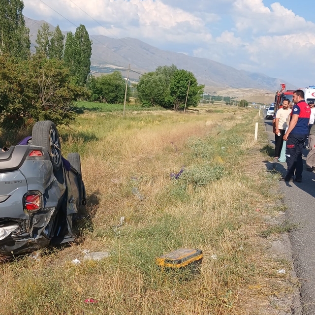 Erzincan'da devrilen otomobildeki 1 kişi öldü, 4 kişi yaralandı
