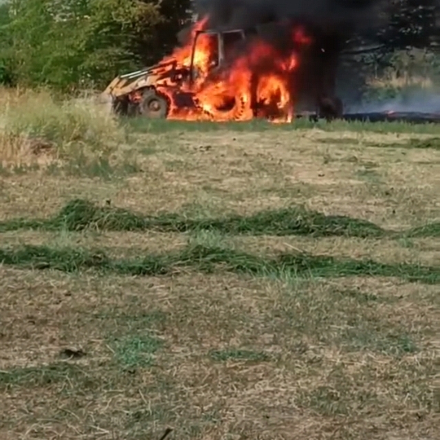 Ağaç sökümü sırasında alev alan iş makinesi demir yığınına döndü