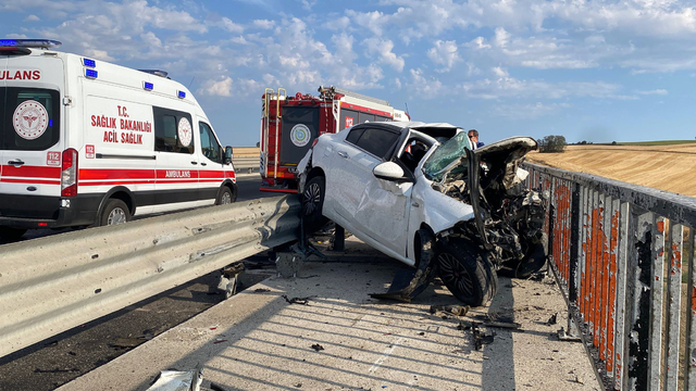 Tekirdağ'da kamyona çarpan otomobilin sürücüsü öldü