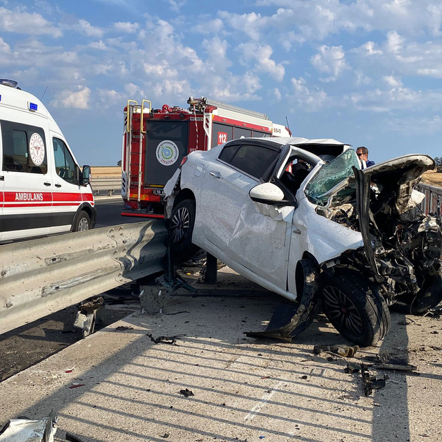 Tekirdağ'da kamyona çarpan otomobilin sürücüsü öldü