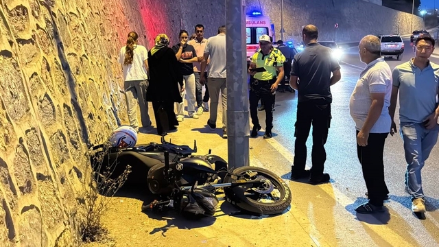 Kocaeli'de kaldırıma çarpan motosikletteki 2 kişi yaralandı