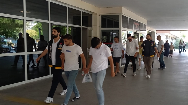 Manisa'da kendilerini savcı ve polis olarak tanıtarak dolandırıcılık yapan 5 kişi tutuklandı