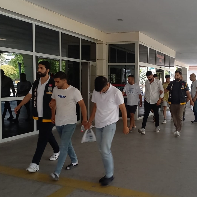 Manisa'da kendilerini savcı ve polis olarak tanıtarak dolandırıcılık yapan...