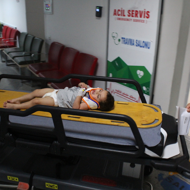 1'inci katın balkonundan düşen Haydar bebek yaralandı