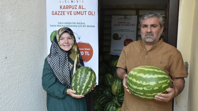 Adıyaman'dan gelen karpuzlar Sivas'ta Gazze'ye yardıma dönüştü