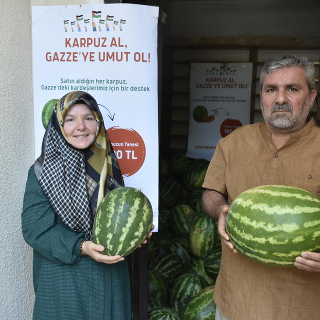 Adıyaman'dan gelen karpuzlar Sivas'ta Gazze'ye yardıma dönüştü