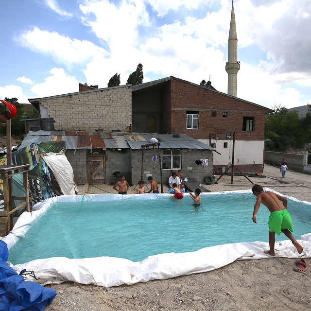 Öğretmen Berhan'ın "köy havuzu" çocukların yaz neşesi oldu