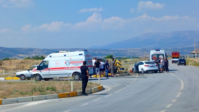 Çivril'de otomobille hafif ticari aracın çarpışması sonucu 5 kişi yaralandı