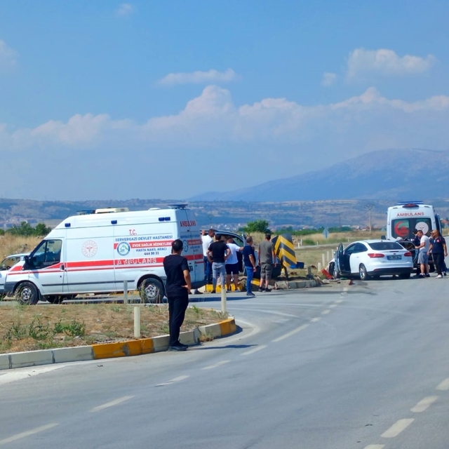 Çivril'de otomobille hafif ticari aracın çarpışması sonucu 5 kişi yaralandı
