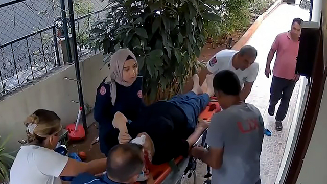 Merdivenden düşüp yaralandı, kuryenin ihbarıyla hastaneye kaldırıldı