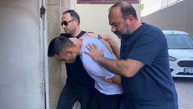 Kayseri'de husumetlisini camide bıçaklayarak öldüren zanlı adliyede