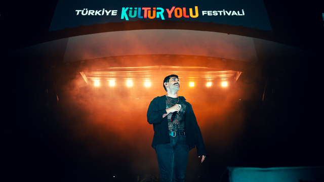 Şarkıcı Gökhan Türkmen, Van Kültür Yolu Festivali'nde konser verdi
