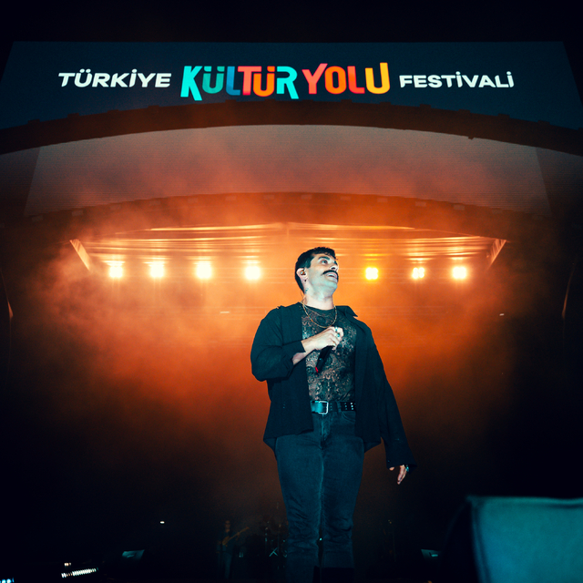 Şarkıcı Gökhan Türkmen, Van Kültür Yolu Festivali'nde konser verdi