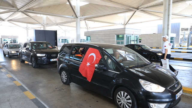 Gurbetçiler sınır kapısında "hızlı geçişten" memnun