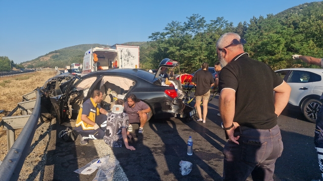 Otomobil önce kamyona ardından da bariyere çarptı: 5 yaralı