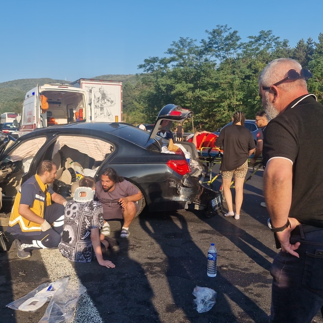 Otomobil önce kamyona ardından da bariyere çarptı: 5 yaralı