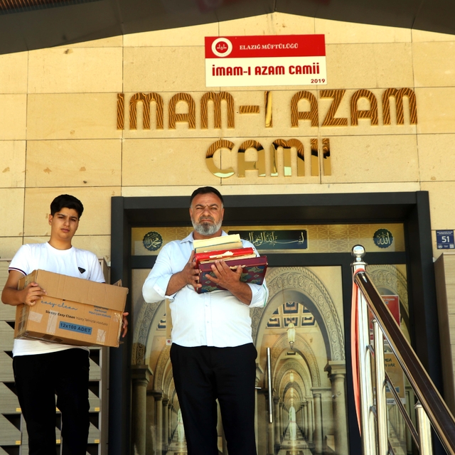 Şehit babası oğlunun hayrına, yıpranan Kur'an-ı Kerimlerin onarımını sağlıy...