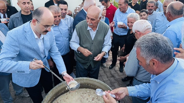 Doğanşehir'de imece usulüyle pişirilen aşure vatandaşlara dağıtıldı